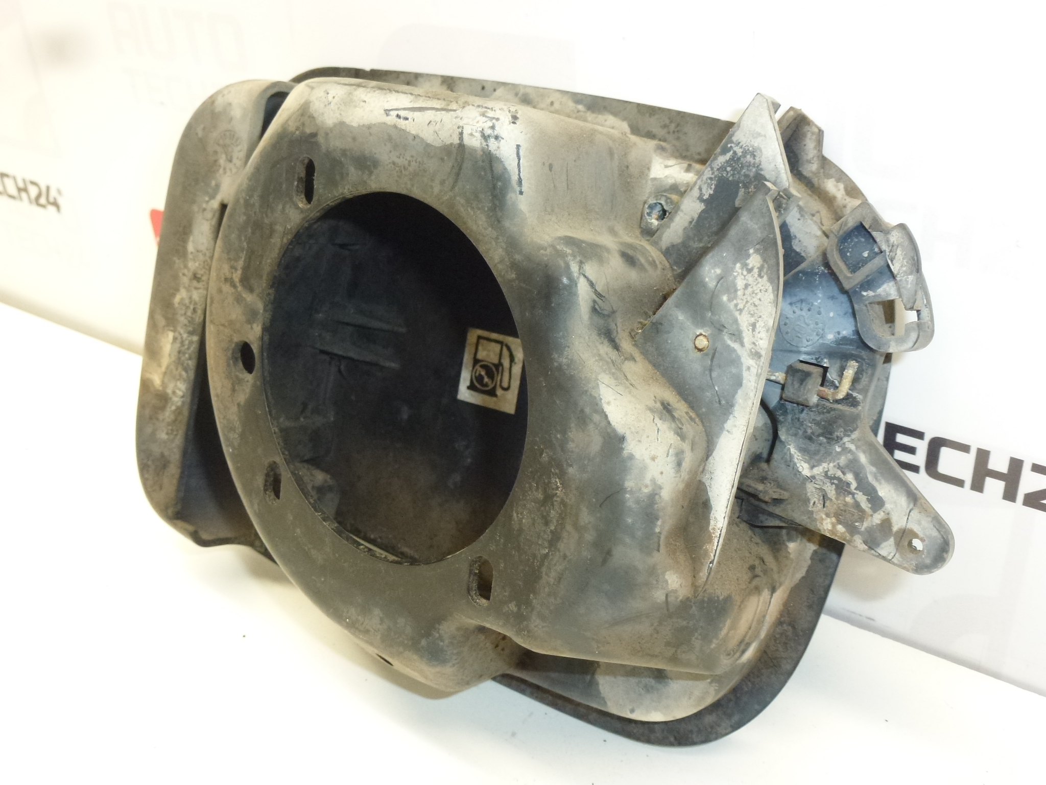 Cache réservoir KMPD Peugeot 406 1517A4 151866 – Image 3