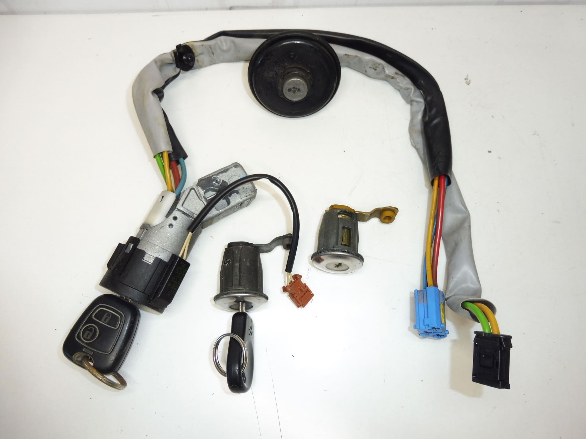 Jeu de 2 clés et serrures Citroën Berlingo II 4162CF 4162CH – Image 2