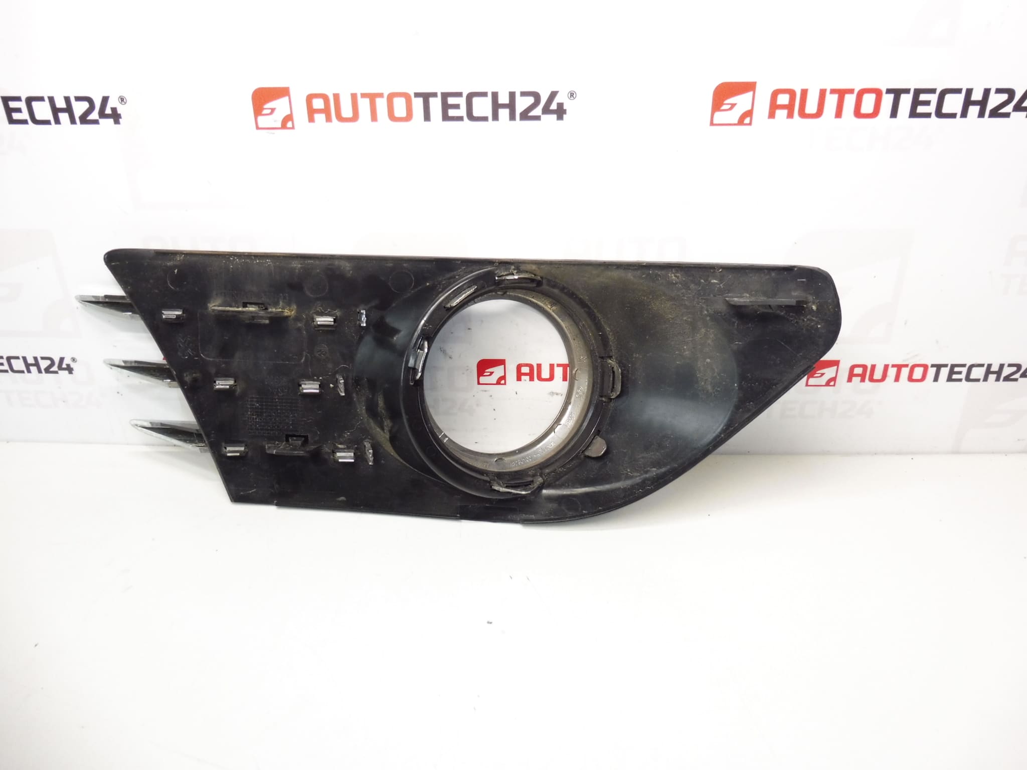 Cadre antibrouillard gauche Peugeot 5008 021302 745305 – Image 2