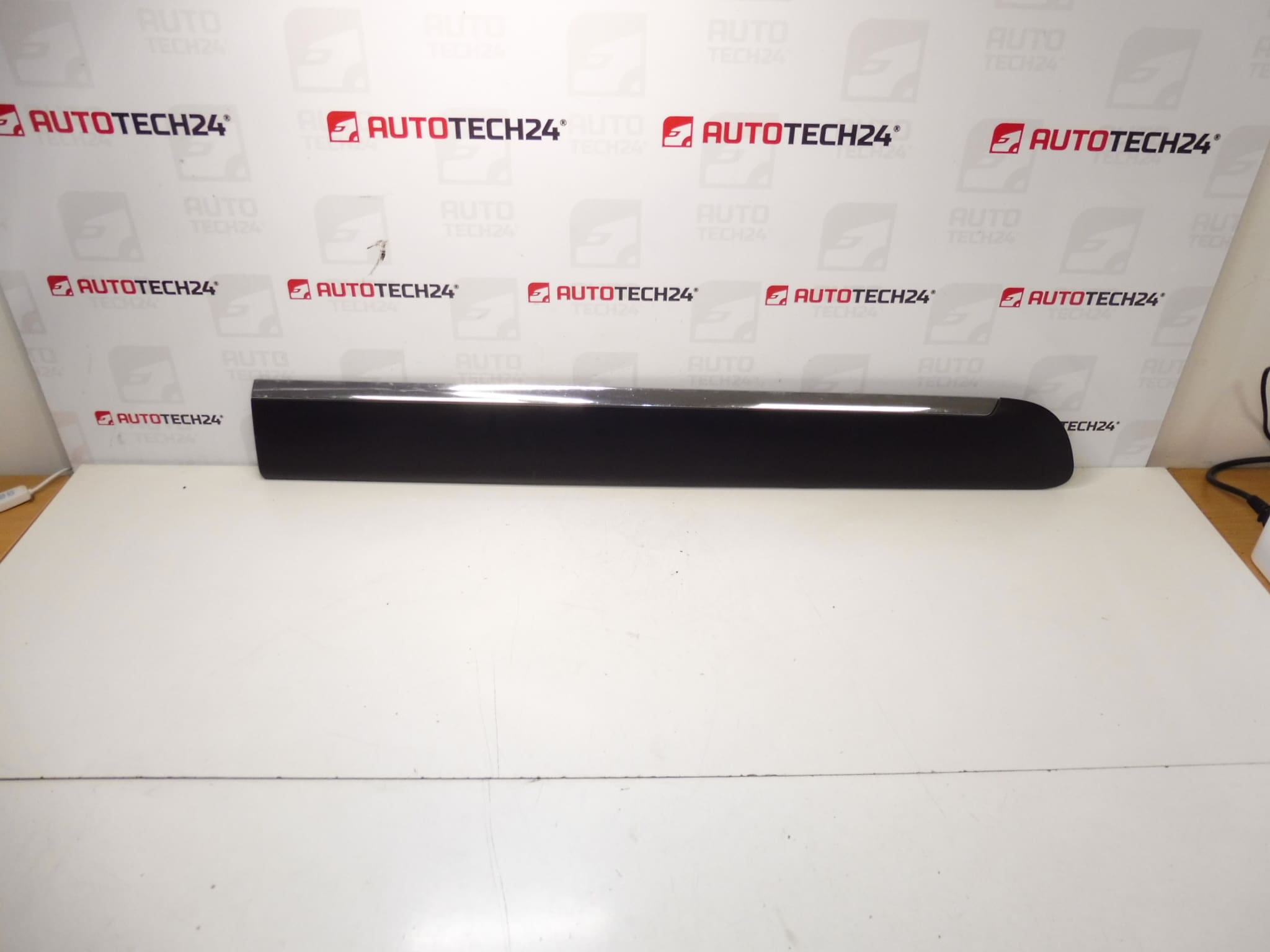 Plinthe de porte avant droit Citroën C3 Picasso 9686338177 8545HK