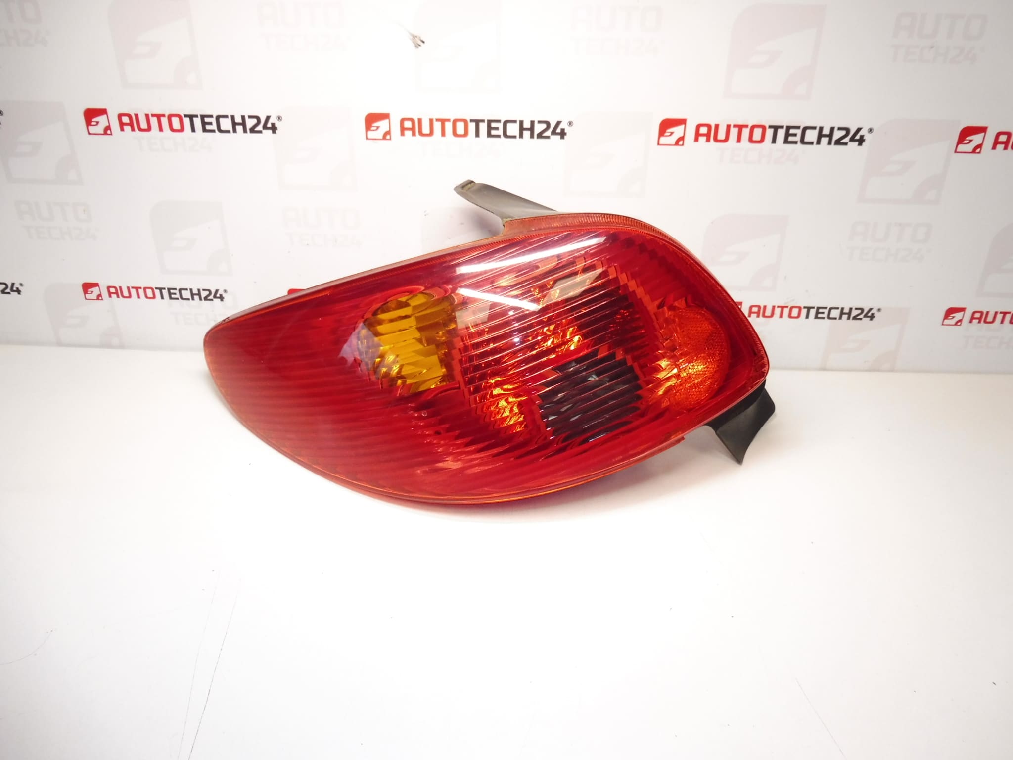Feu arrière gauche d'origine Peugeot 206 3/5 portes à partir de 7/2003 6350S0