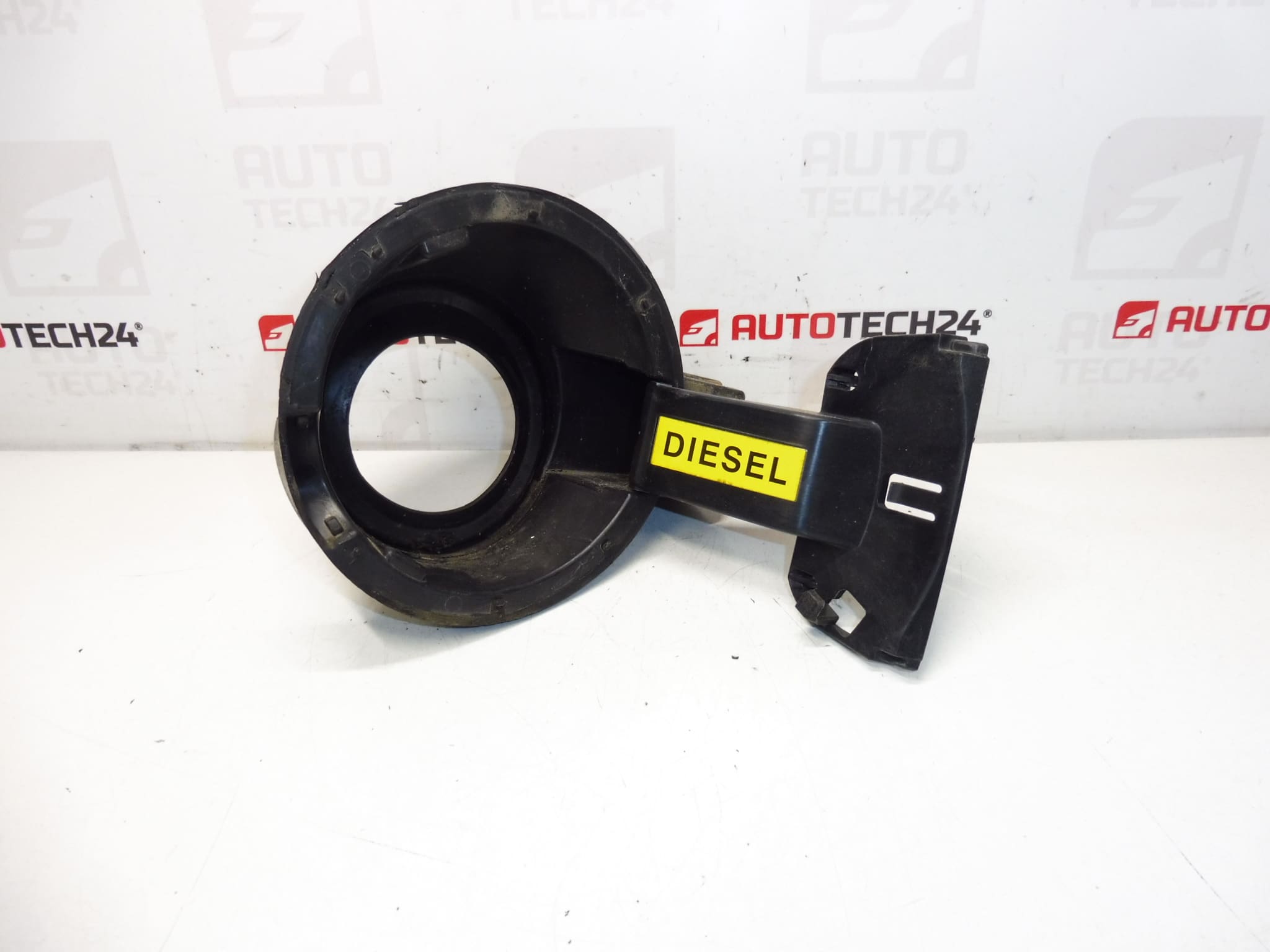 Goulotte de remplissage du réservoir de carburant Peugeot 3008 9682803280 1517E2